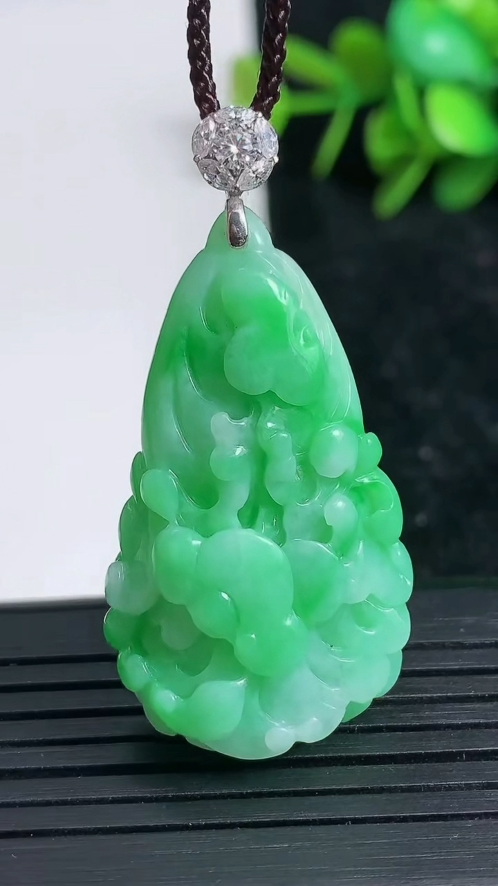 天然A货翡翠白菜吊坠尺寸39.9-21.8-9.9重量:12.92g
3月23日