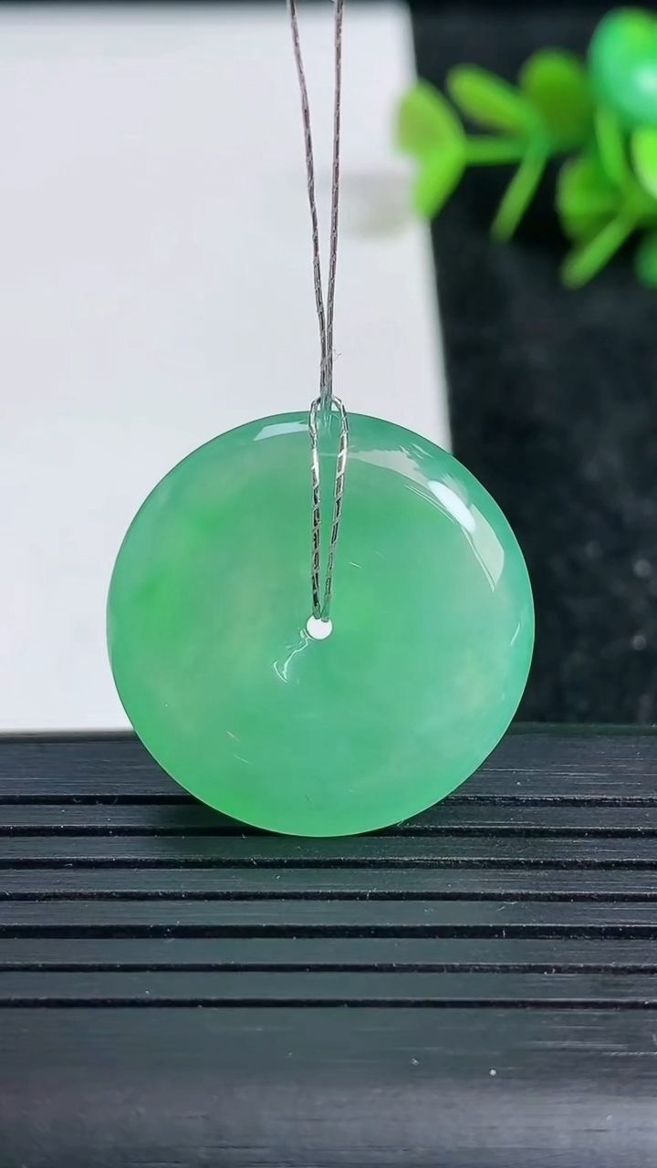 天然A货翡翠平安扣吊坠尺寸25-5.7重量:7.43g
3月23日