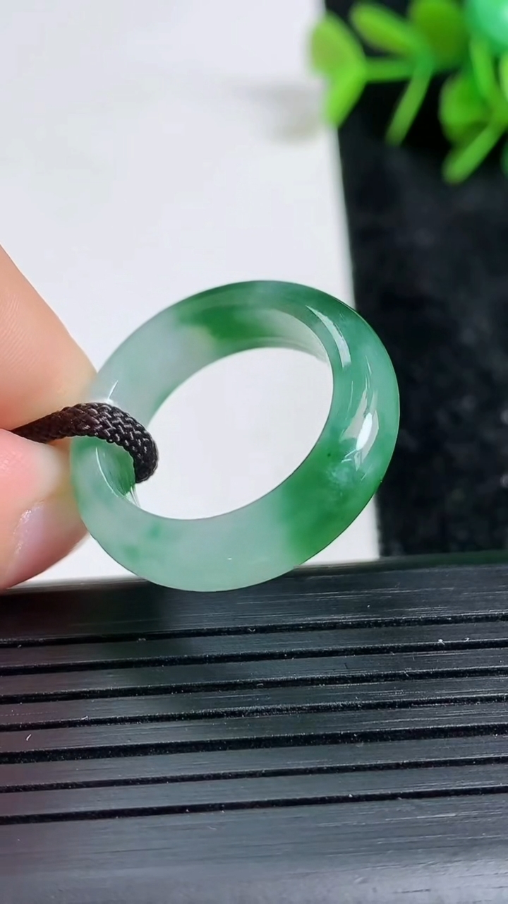 天然A货翡翠指环戒指尺寸18.4-6.3-3.8重量:4.80g2026年3月23日
工厂直销收藏佳品,种好水足，色泽均匀，有种有色，上手高大气！