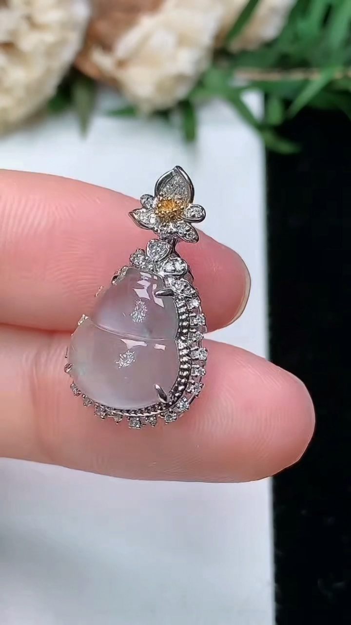 天然A货翡翠飘花葫芦吊坠，尺寸22-12.8-7.9
3月23日