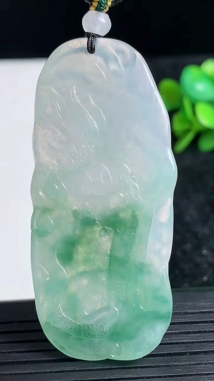 天然A货翡翠飘花龙牌吊坠尺寸59.9-27.8-4.4重量:21.16g
3月23日