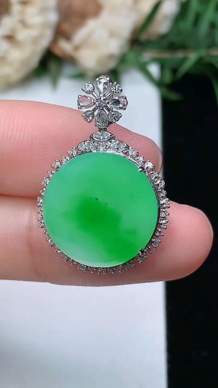 天然A货翡翠无事牌吊坠，尺寸26-17.6-7.2，裸石14.8，重量:3.26g
3月23日