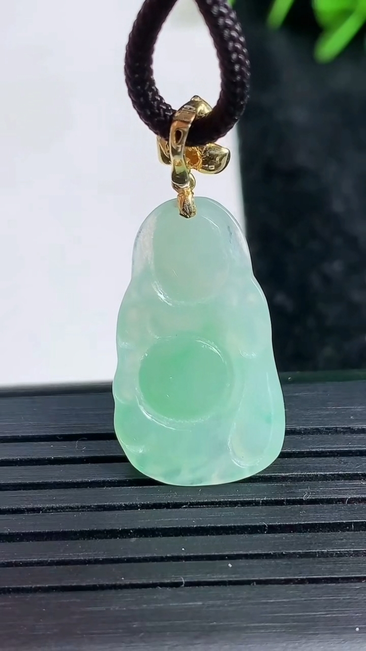 天然A货翡翠布袋佛吊坠尺寸24.8-14.7-4.3重量:3.19g
3月23日