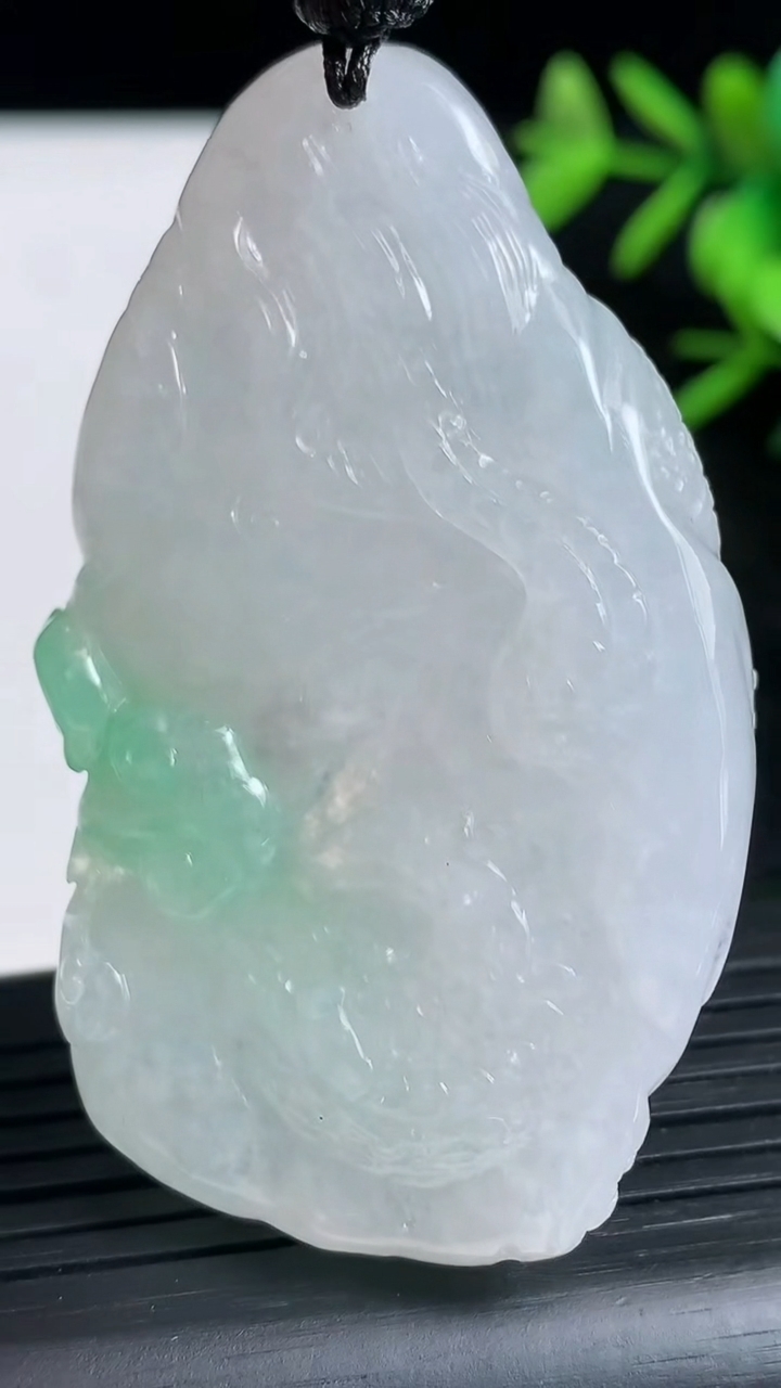 天然A货翡翠龙牌吊坠尺寸58.7-33-11.2重量:45.83g
3月23日