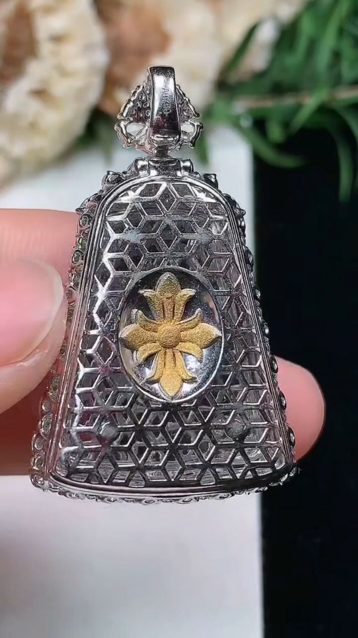 天然A货翡翠无事牌吊坠，尺寸38.3-23.3-10.2，裸石24.3-18.6，重量:12.17g
3月23日，重量:12.17g