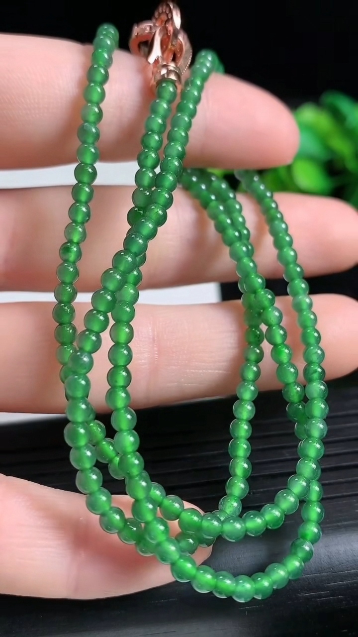 天然A货翡翠小米珠项链尺寸2.9重量:9.03g
3月23日