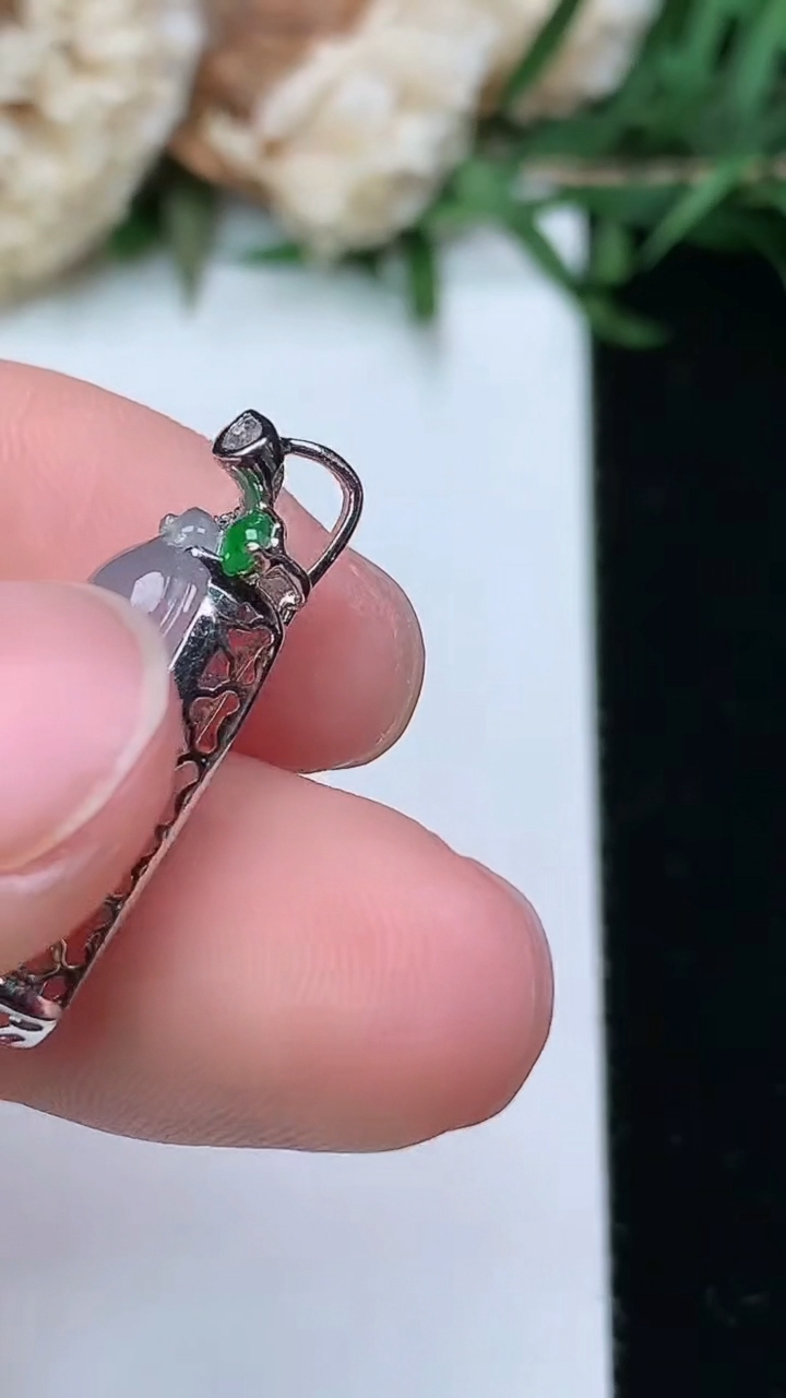 天然A货翡翠白冰福豆吊坠，尺寸19.4-7.8-7.2，重量:2.41g
3月23日