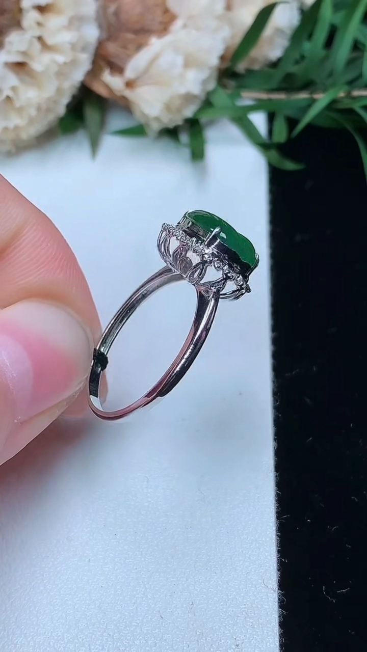 天然A货翡翠葫芦戒指，尺寸16.5-8.9-9，重量:1.89g2026年3月23日
工厂直销收藏佳品,种好水足，色泽均匀，有种有色，上手高大气！