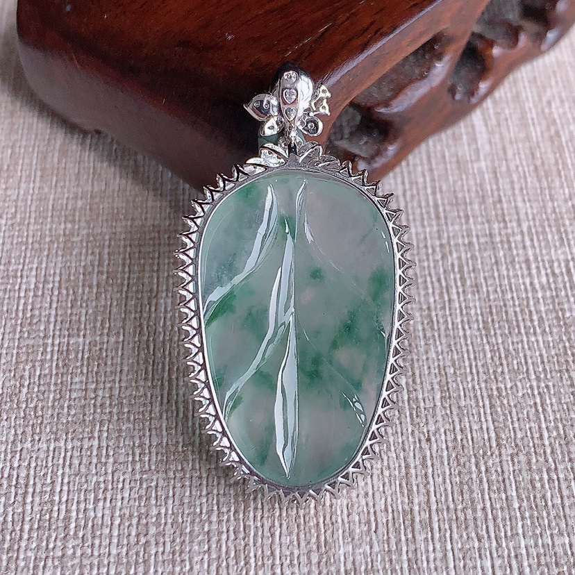 天然A货翡翠18K金伴钻镶嵌飘花叶子金枝玉叶吊坠 
尺寸43.2-23-9.5裸石30.5-20.3