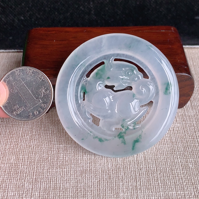 天然A货翡翠飘花麒麟吊坠 
尺寸56.6-6.5mm 重量37.28g 0322