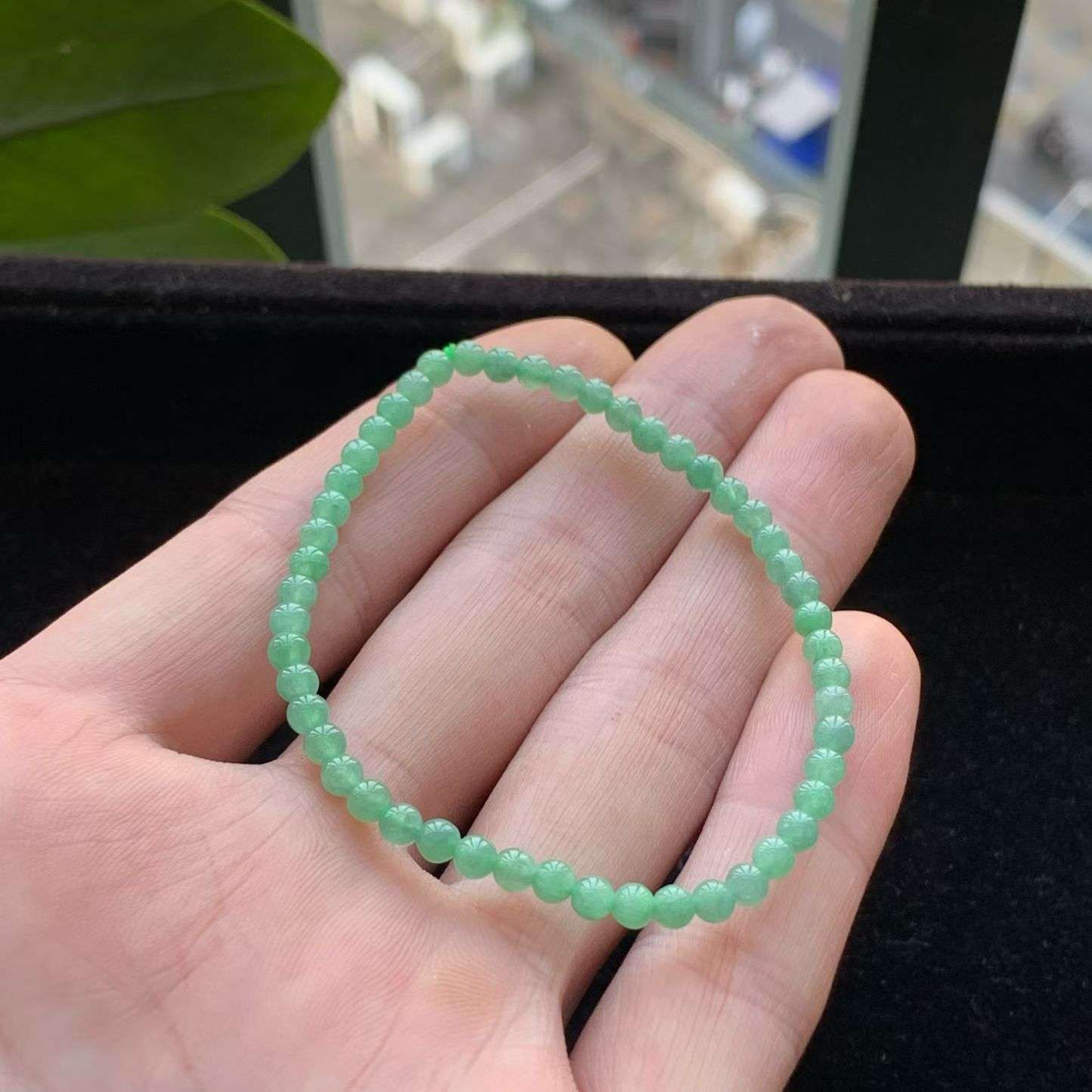 A货天然翡翠冰糯种满绿小米珠手链重量3.72
3月23日