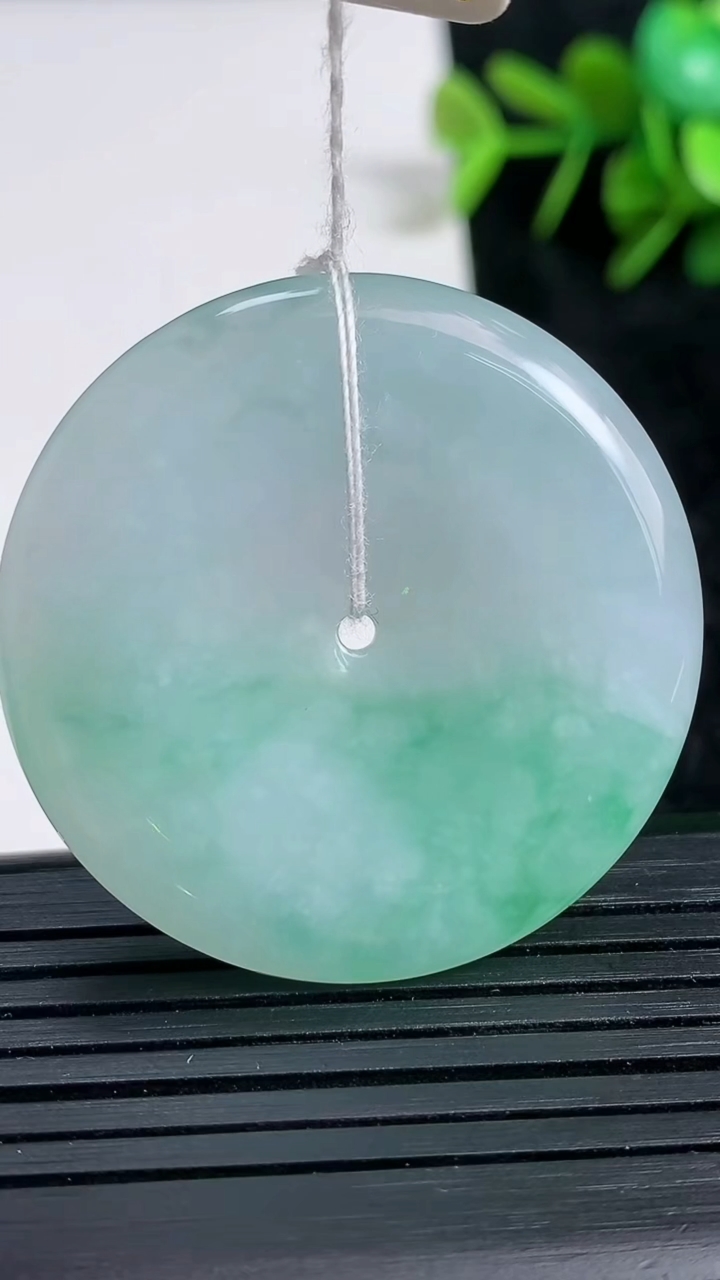 天然A货翡翠平安扣吊坠尺寸37.7-5.9重量:18.28g
3月23日