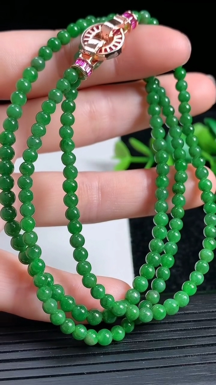 天然A货翡翠圆珠项链尺寸3.4-168颗重量:16.59g3月23日
工厂直销收藏佳品,种好水足，色