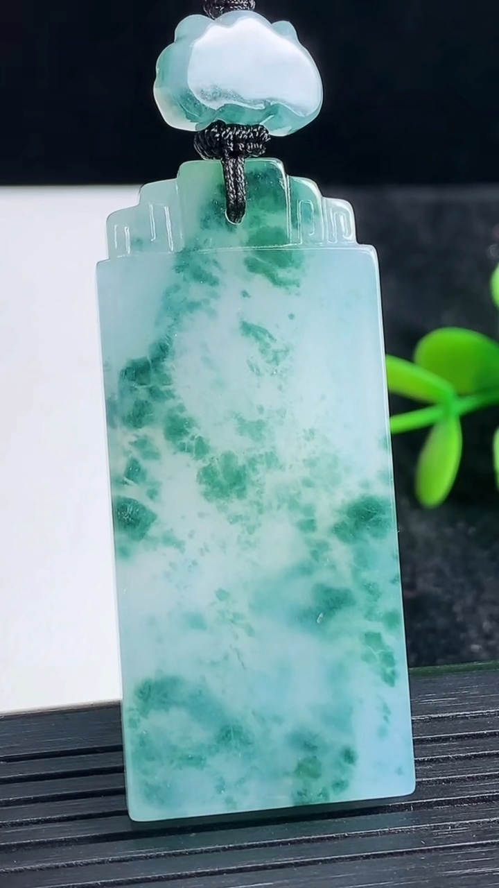 天然A货翡翠种飘花无事牌吊坠尺寸53.3-23.5-5.4重量:26.29g
3月23日