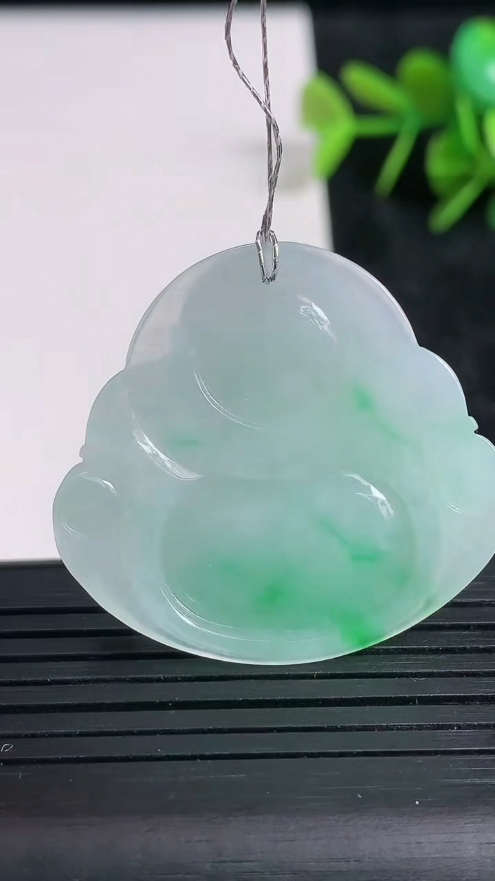 天然A货翡翠佛公吊坠尺寸32.4-35.2-6.3重量:10.75g
3月23日