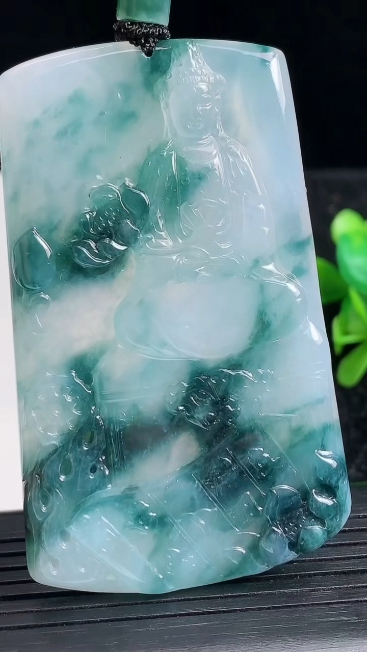 天然A货翡翠飘花大势至菩萨吊坠尺寸68.1-42.2-5.6重量:43.98g
3月23日