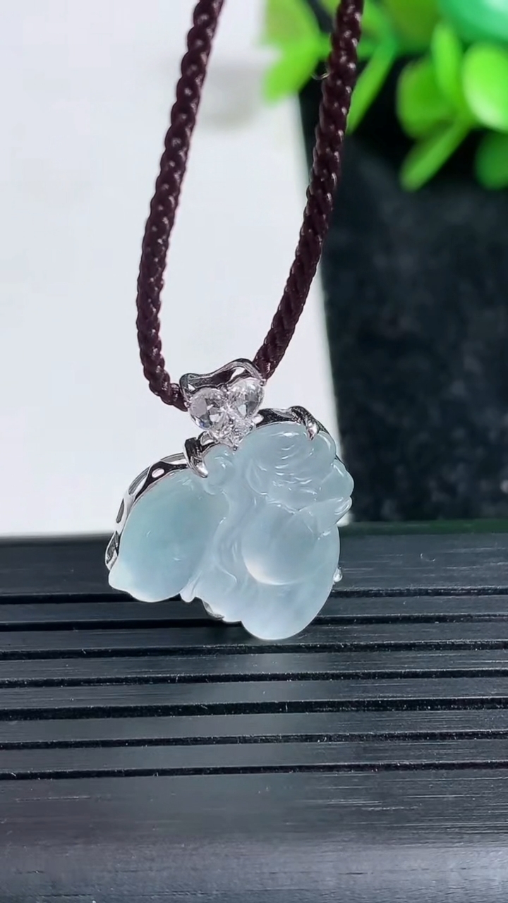 天然A货翡翠种白冰天使吊坠尺寸22.4-17.8-5.1重量:2.69g
3月23日