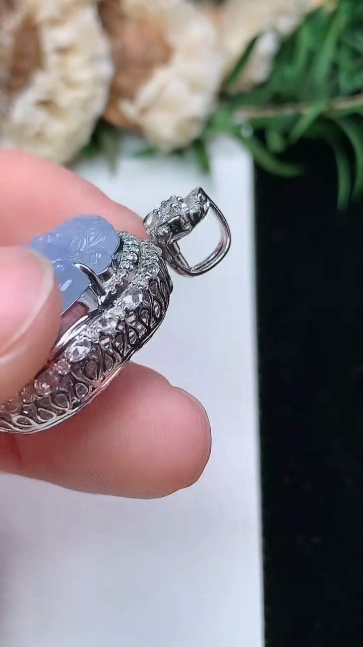 天然A货翡翠紫罗兰财神爷吊坠，尺寸31.3-24.3-13.5，裸石18.5-21，重量:8.79g
3月23日