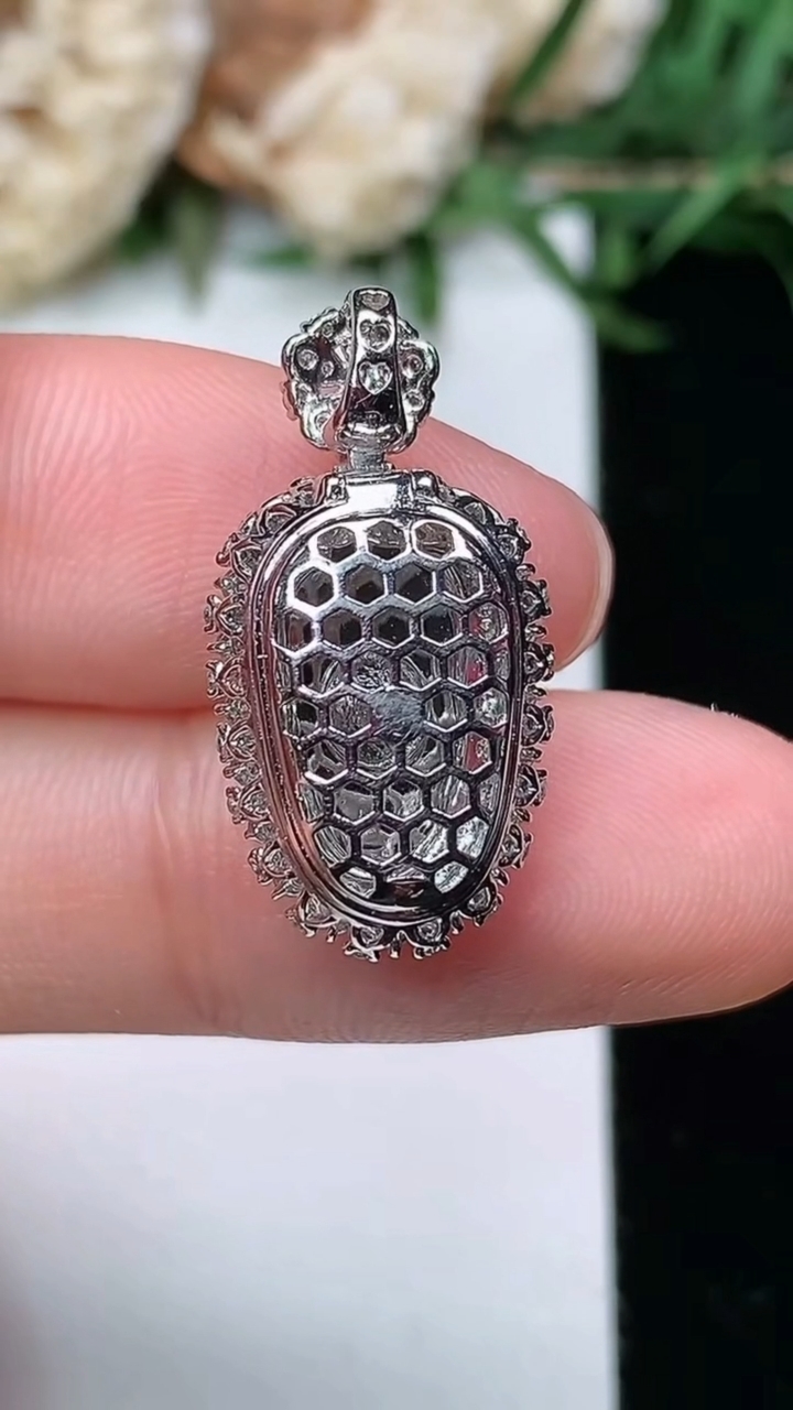 天然A货翡翠金枝玉叶 叶子吊坠，尺寸22.9-11.7-8.5，裸石11.3-6.6，重量:2.75g
3月23日