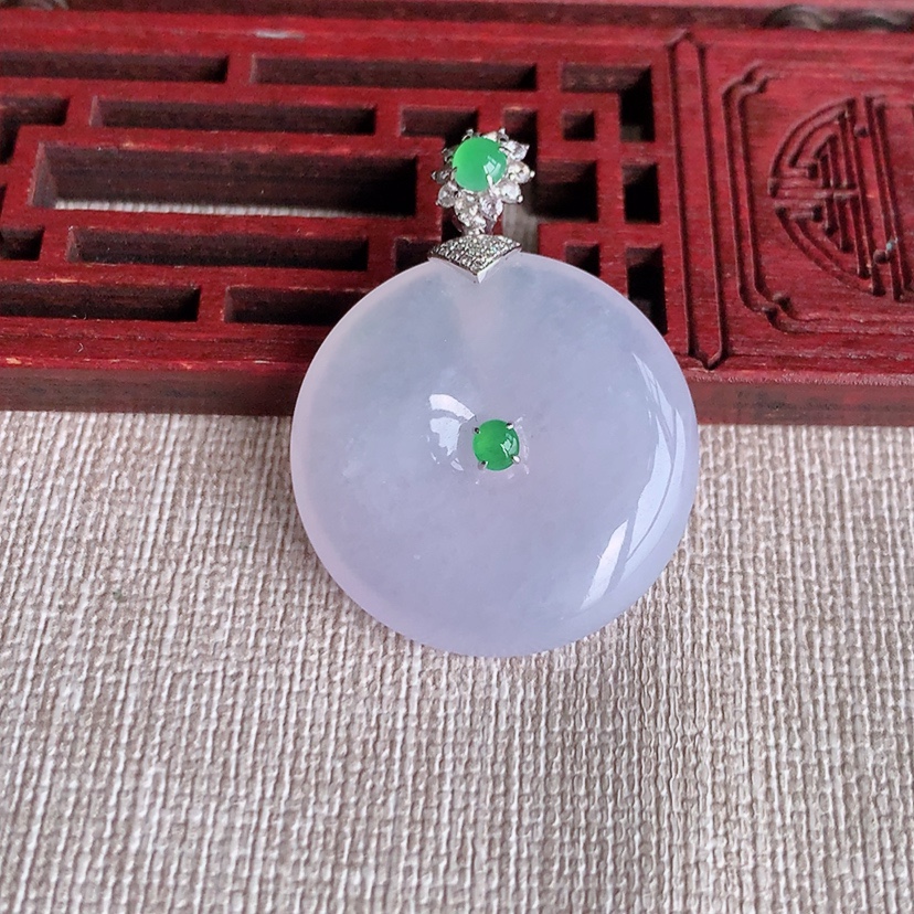 天然A货翡翠18K金伴钻镶嵌紫罗兰平安扣吊坠 
尺寸35-26.6-5.5mm 重量9.68g 0322