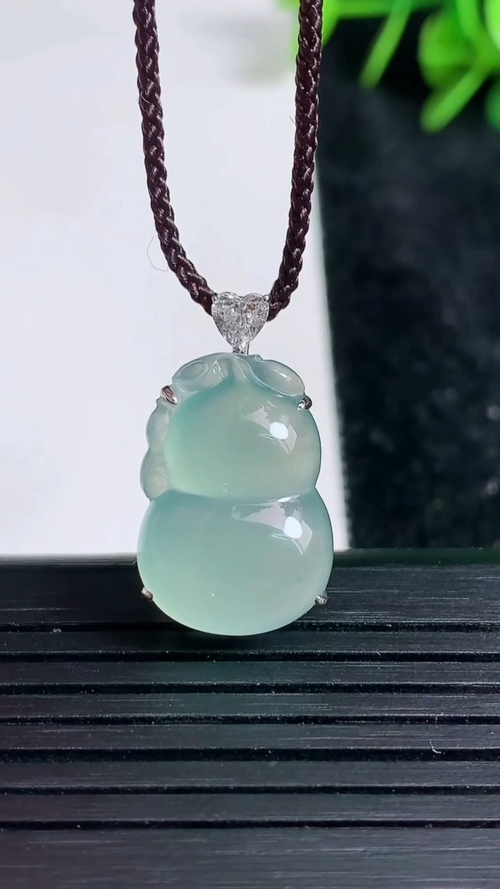 天然A货翡翠葫芦吊坠尺寸23.4-13.5-8.1重量:3.69g
3月23日