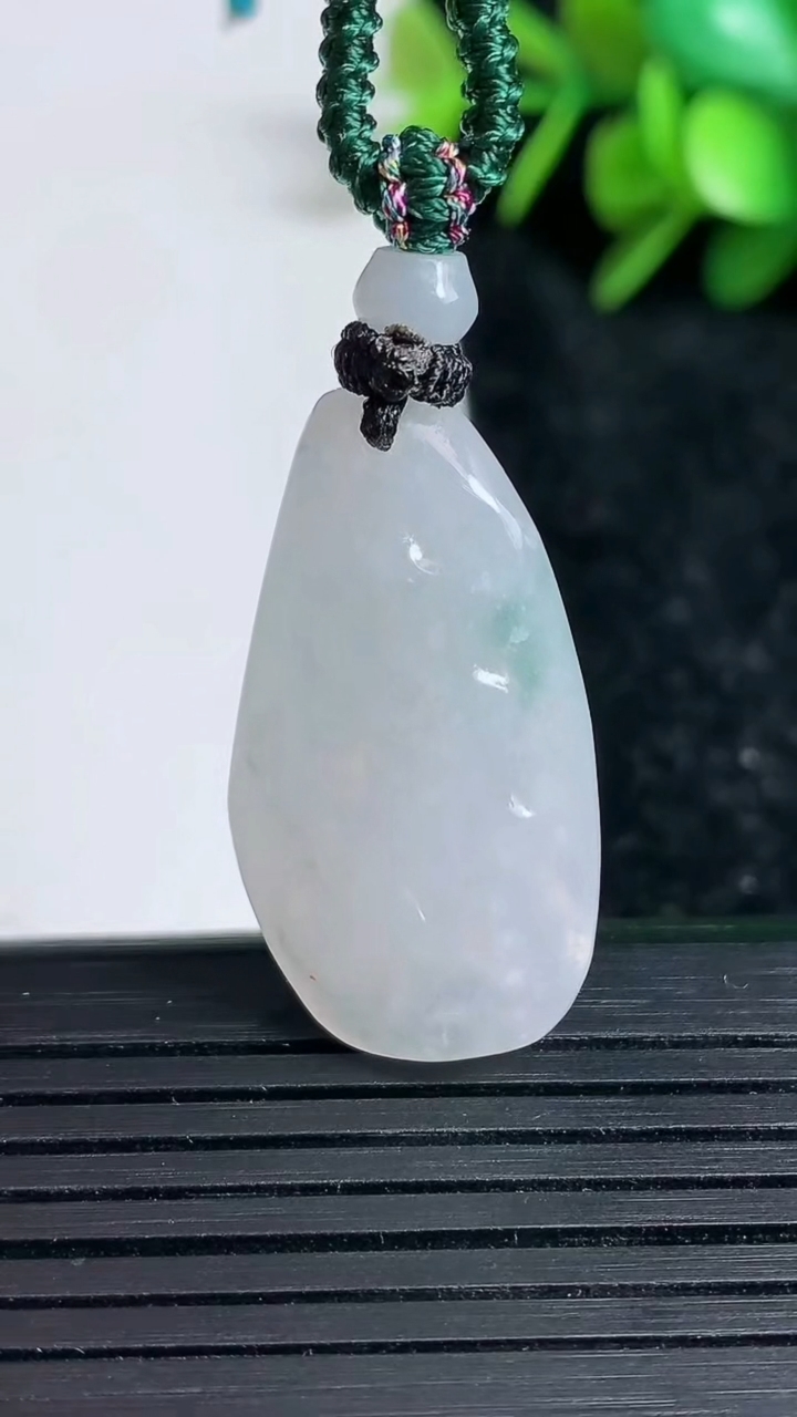 天然A货翡翠飘花原石吊坠尺寸30.8-16.5-8.3重量:8.09g
3月23日