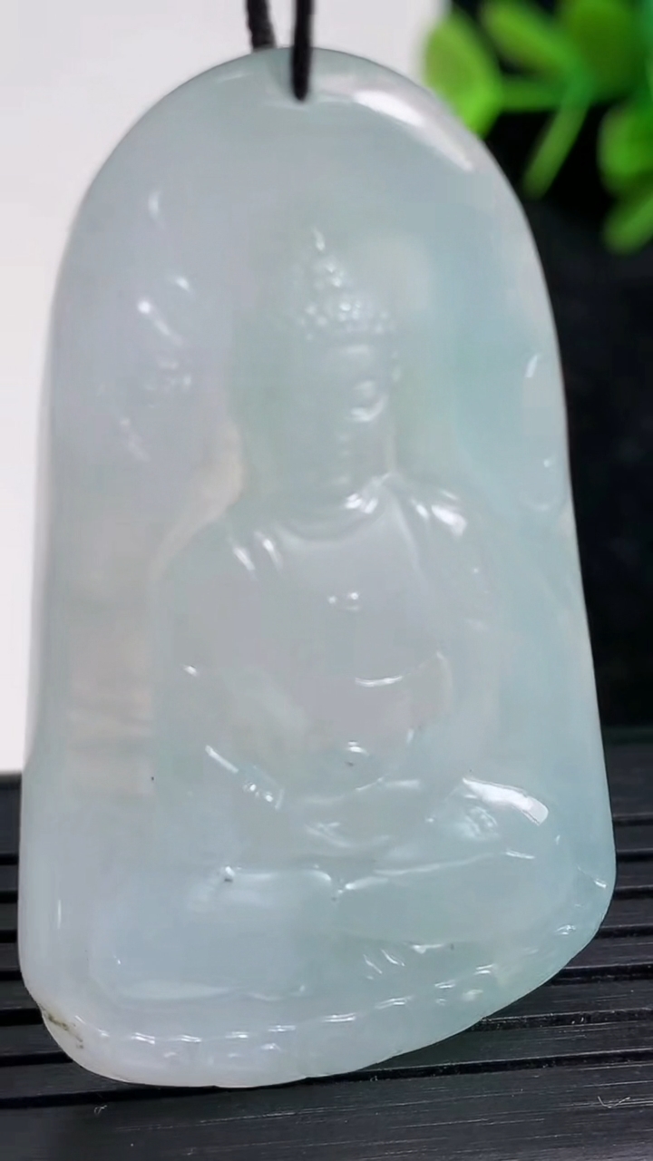 天然A货翡翠大日如来吊坠尺寸48.8-29.9-5.1重量:16.53g
3月23日