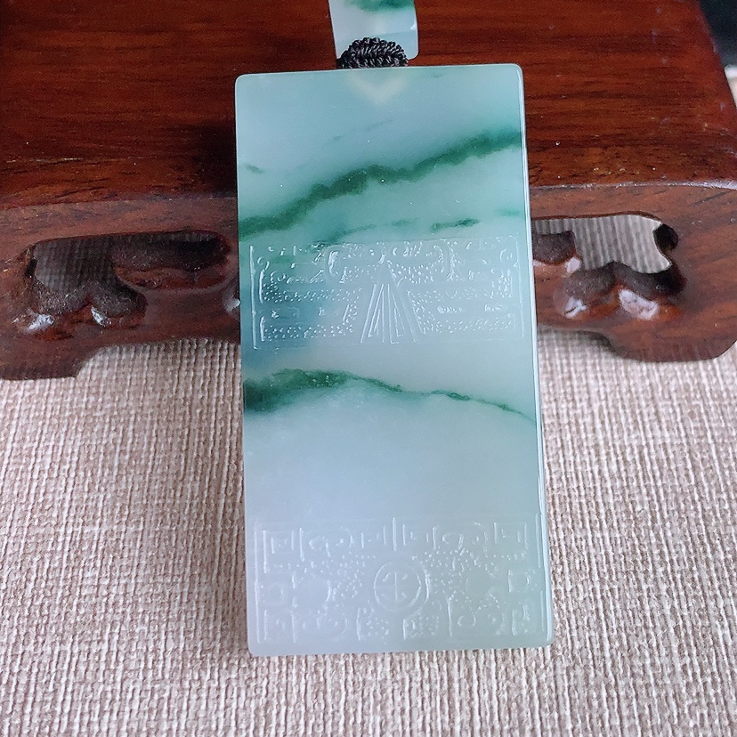 天然A货翡翠飘花仿古无事牌吊坠 
尺寸53.2-26.6-6mm 重量31.33g 0322