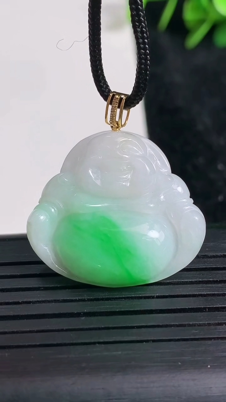 天然A货翡翠佛公吊坠尺寸24.7-27.9-5.8重量:6.03g
3月23日