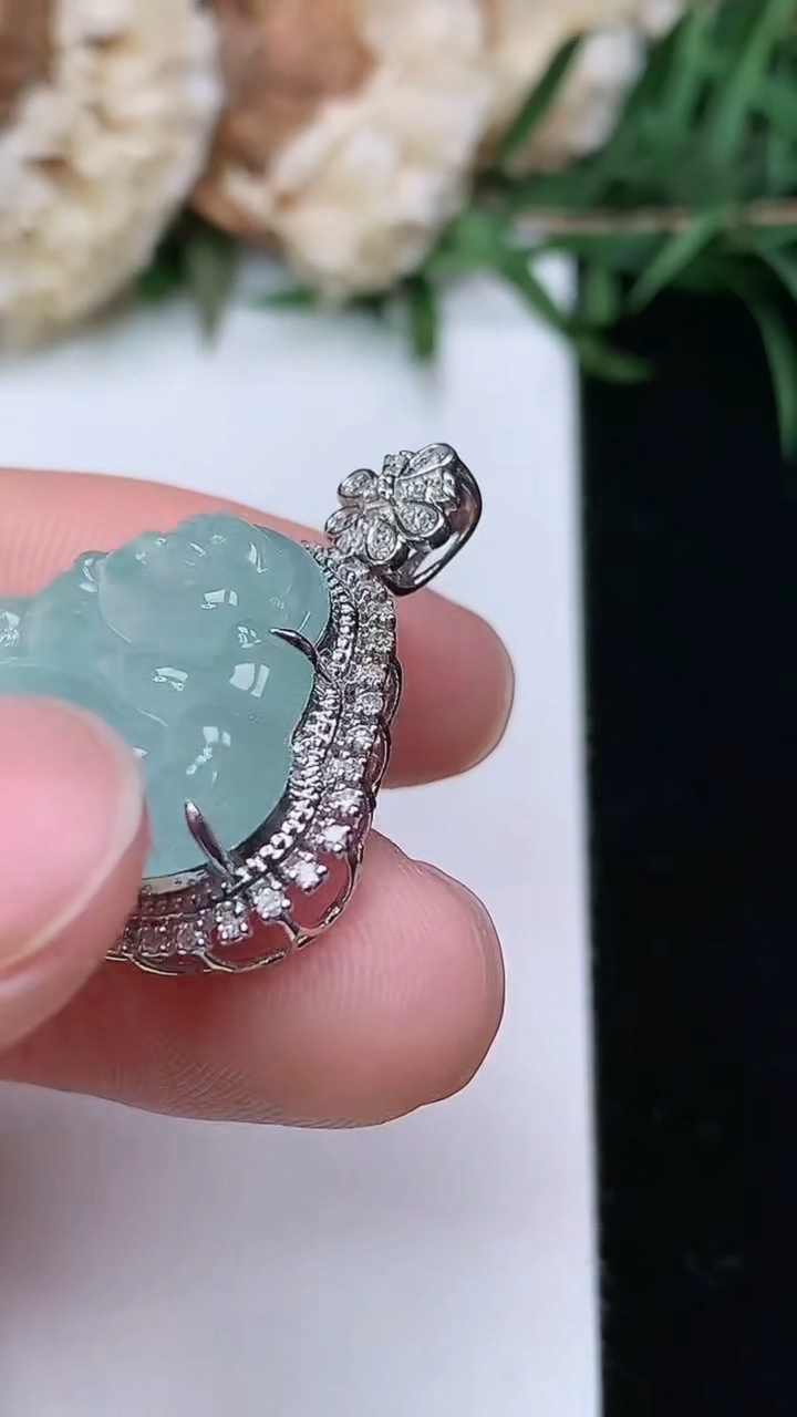 天然A货翡翠白冰佛公吊坠，尺寸27.2-24-9.9
3月23日