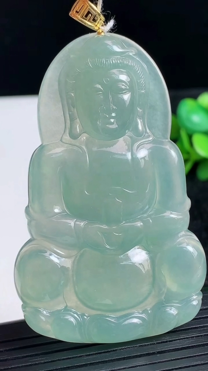 天然A货翡翠观音菩萨吊坠尺寸65-41.1-5.7重量:28.54g
3月23日