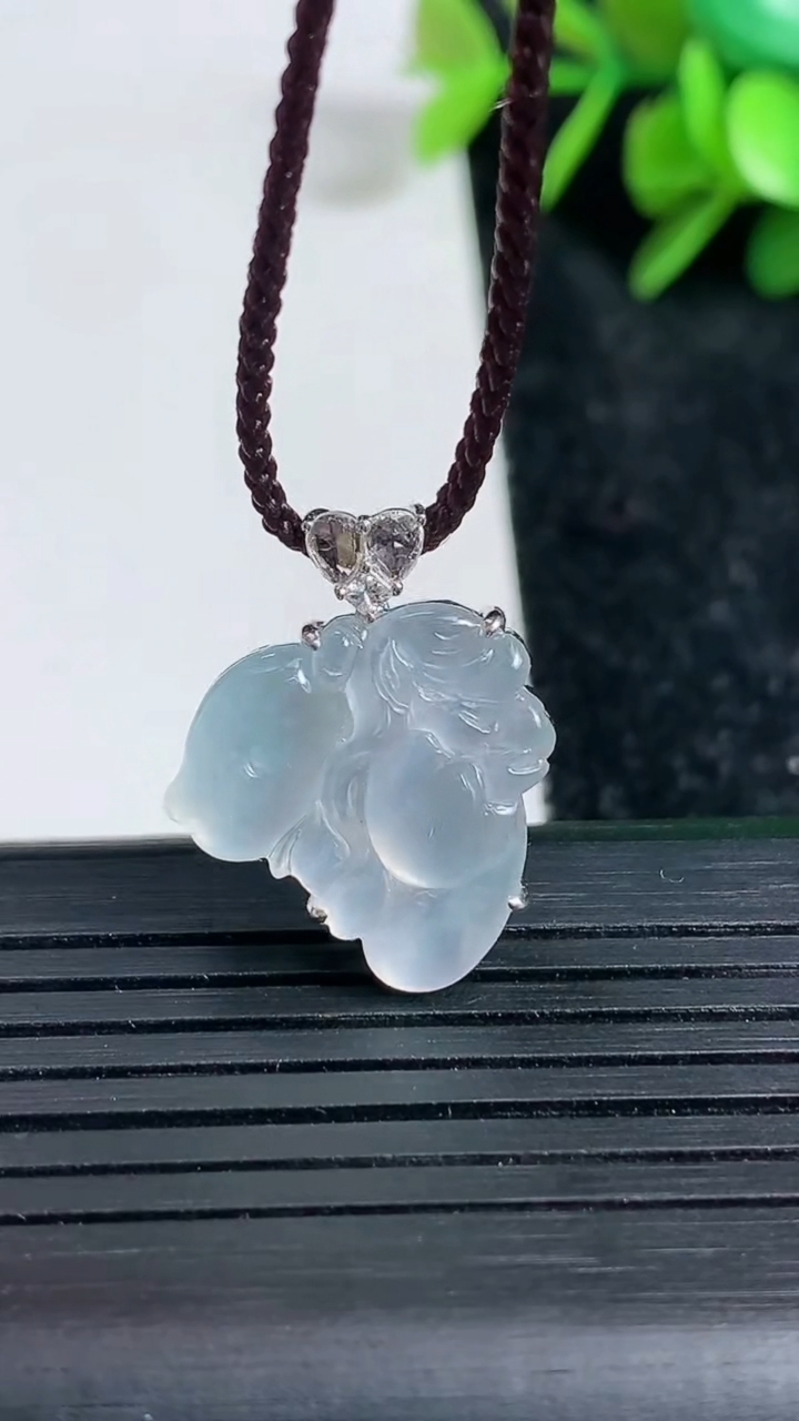 天然A货翡翠种白冰天使吊坠尺寸22.4-17.8-5.1重量:2.69g
3月23日