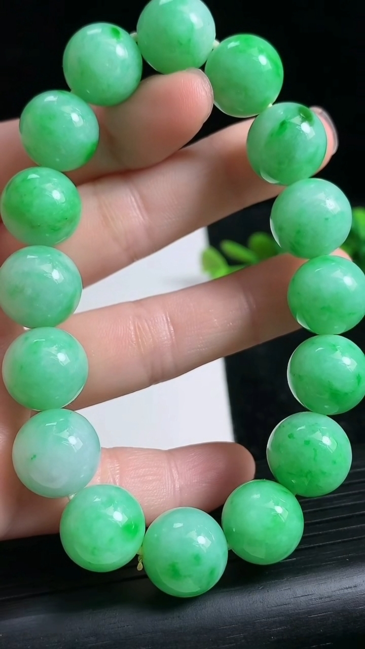 天然A货翡翠圆珠手串尺寸12.9-16颗重量:57.17g3月23日
工厂直销收藏佳品,种好水足，色泽均匀，有种有色，上手高大气！