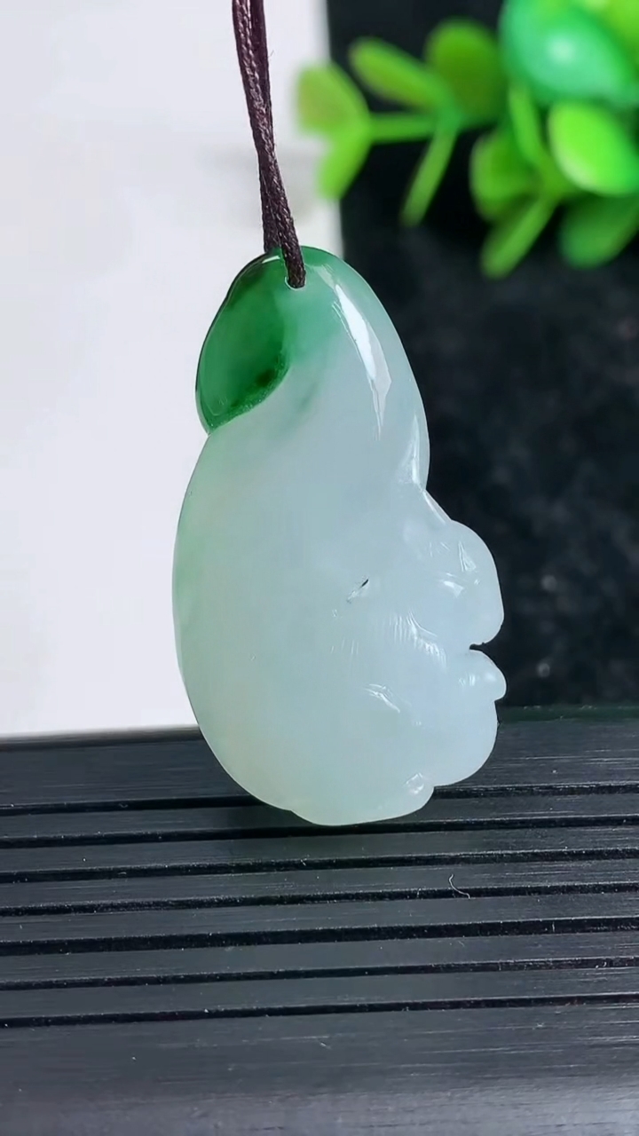 天然A货翡翠松鼠吊坠尺寸34.3-19.3-10.3重量:10.47g
3月23日