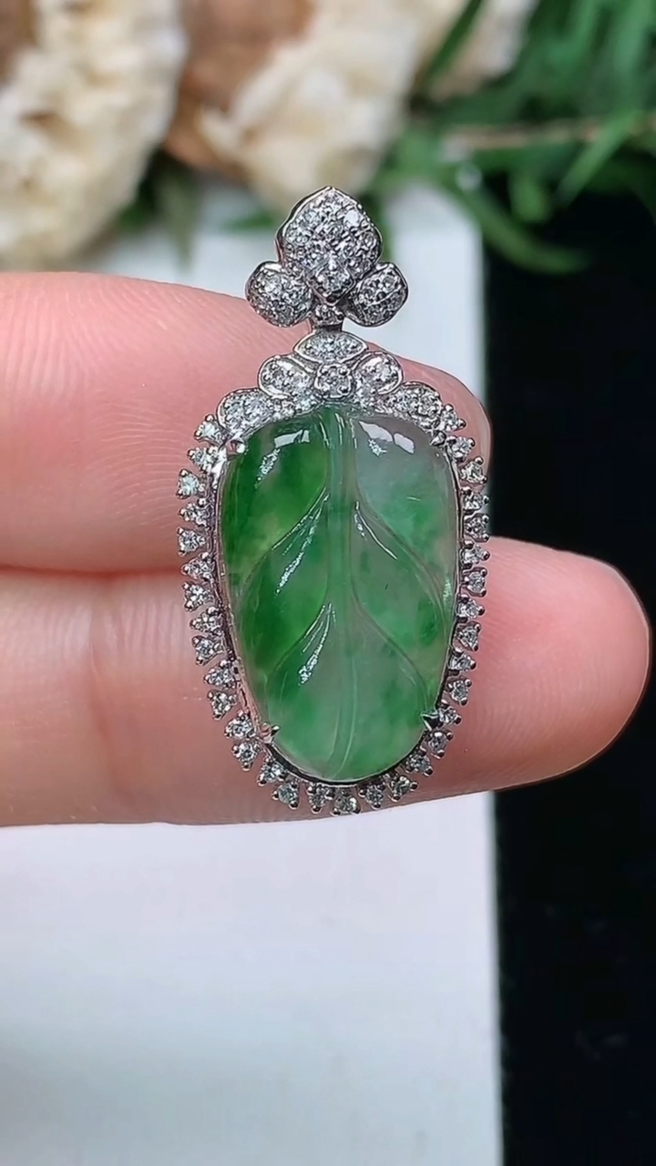 天然A货翡翠金枝玉叶 叶子吊坠，尺寸26.5-13-7.4，裸石15.6-9.9
3月23日