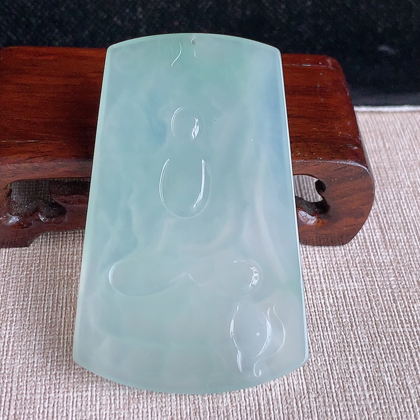 天然A货翡翠晴水虚空藏菩萨吊坠 
尺寸69.5-43.3-5mm 重量36.35g 0322