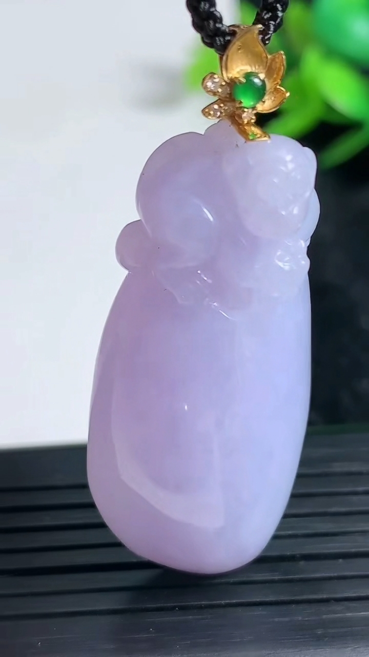 天然A货翡翠18K金紫罗兰福瓜吊坠尺寸44.7-19.6-12重量:18.39g
3月23日