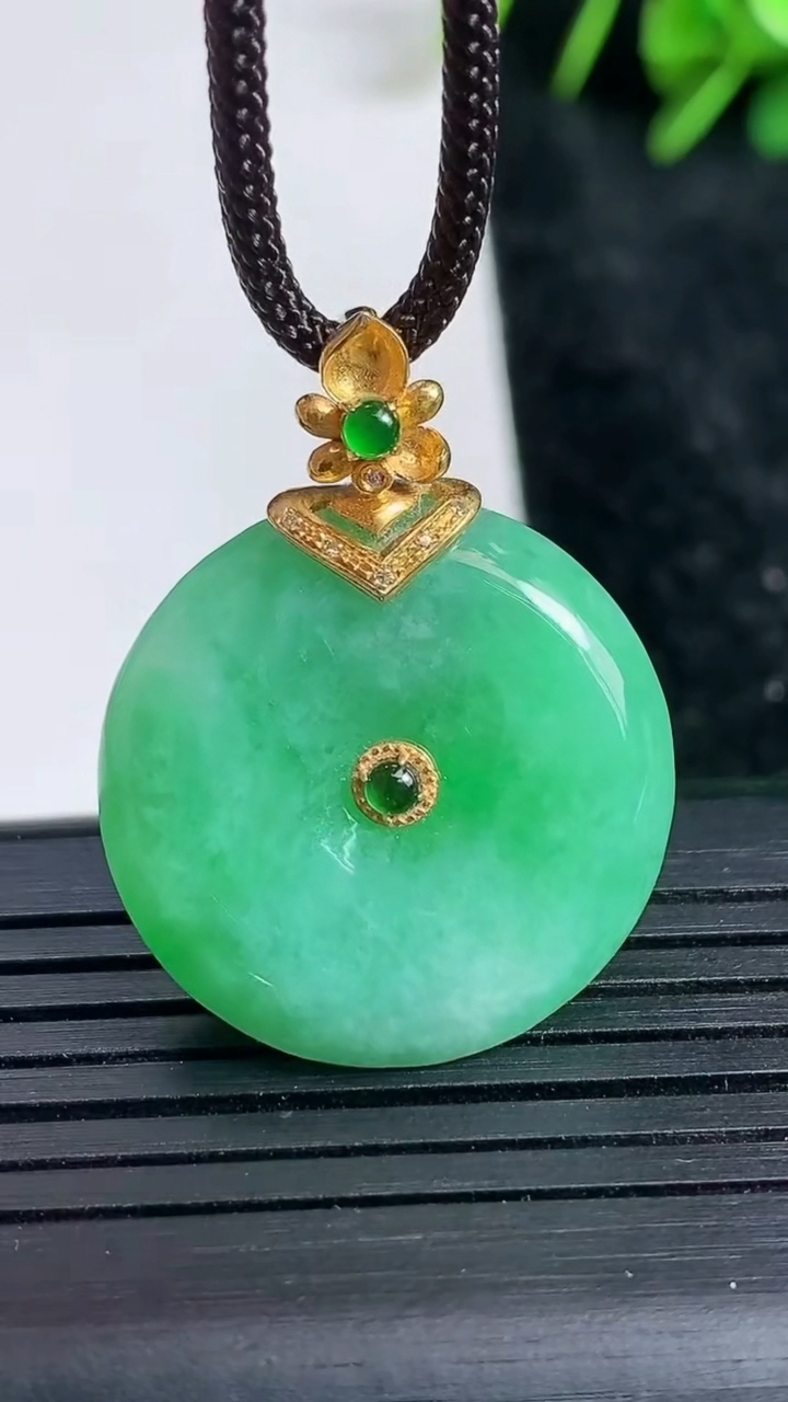 天然A货翡翠平安扣吊坠尺寸24.1-5.8重量:7.95g
3月23日