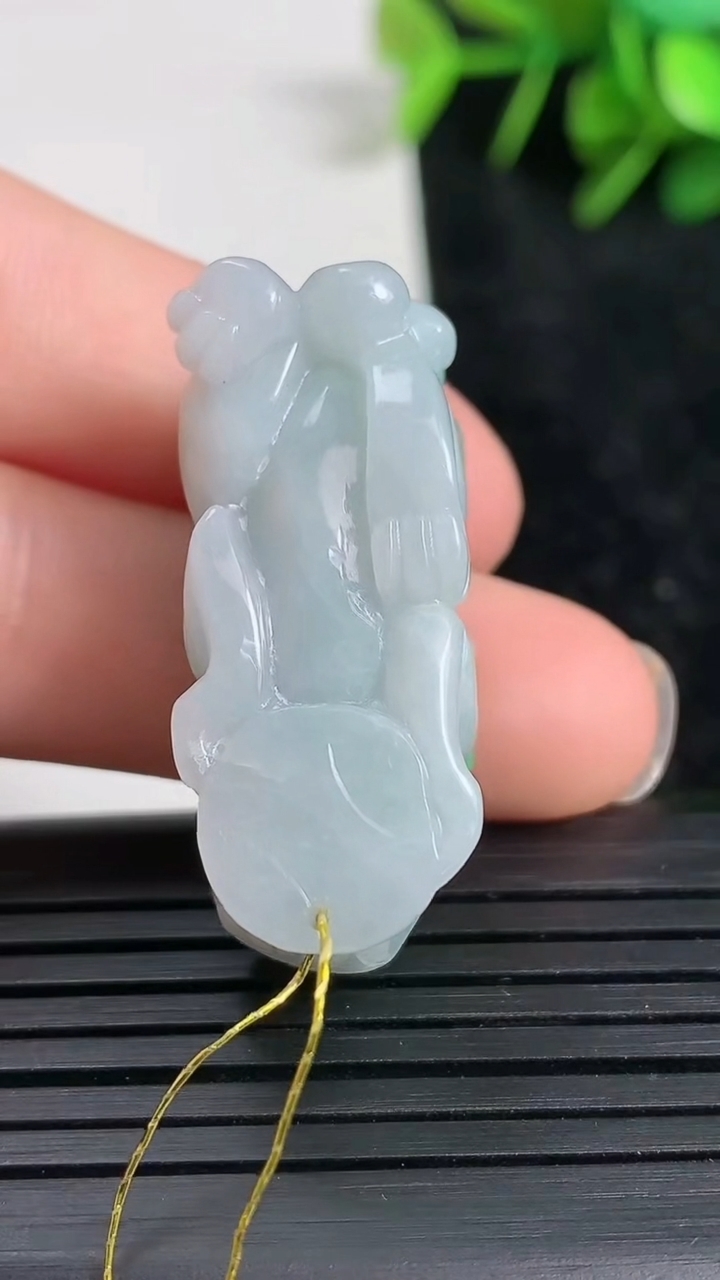 天然A货翡翠貔貅吊坠尺寸33.1-13.9-16.1重量:15.53g
3月23日