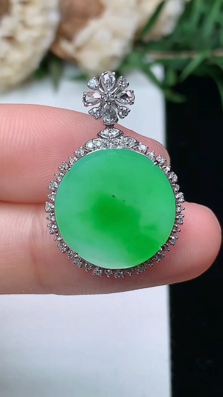 天然A货翡翠无事牌吊坠，尺寸26-17.6-7.2，裸石14.8，重量:3.26g
3月23日