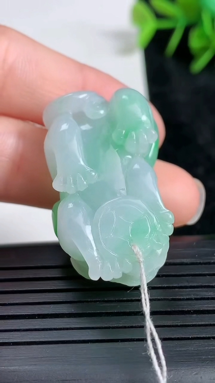 天然A货翡翠貔貅吊坠尺寸34.2-21.2-12.8重量:16.48g
3月23日