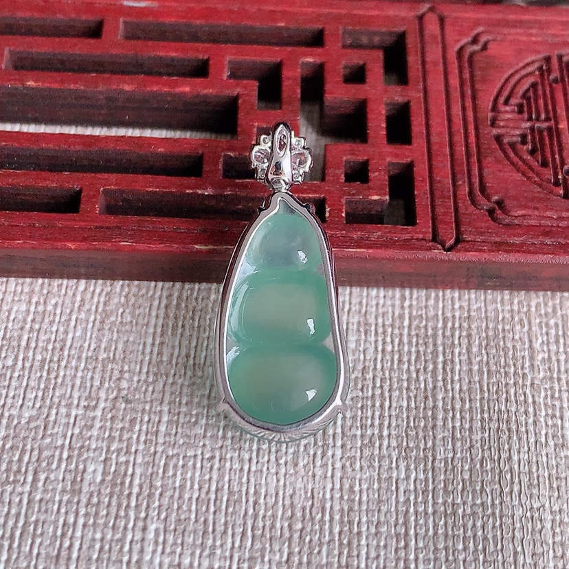 天然A货翡翠18K金伴钻镶嵌晴水四季豆福豆平安豆吊坠 
尺寸29.5-23-12-7.6mm 重量3