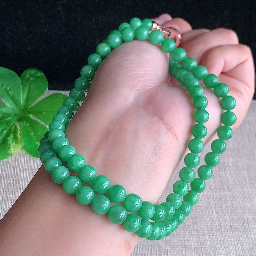 天然A货翡翠满绿圆珠项链毛衣链86颗 
尺寸6.8mm 重量48.12g 0322