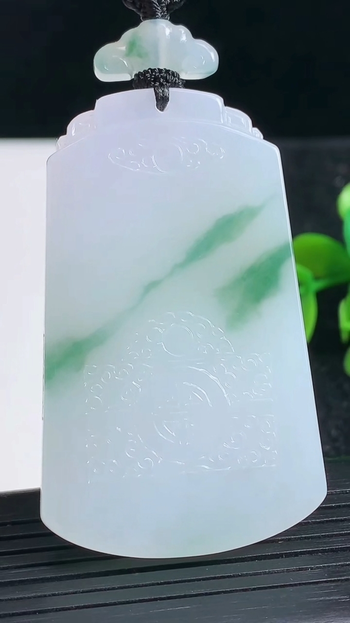 天然A货翡翠仿古无事牌吊坠尺寸57.8-35.1-5.4重量:35.80g
3月23日