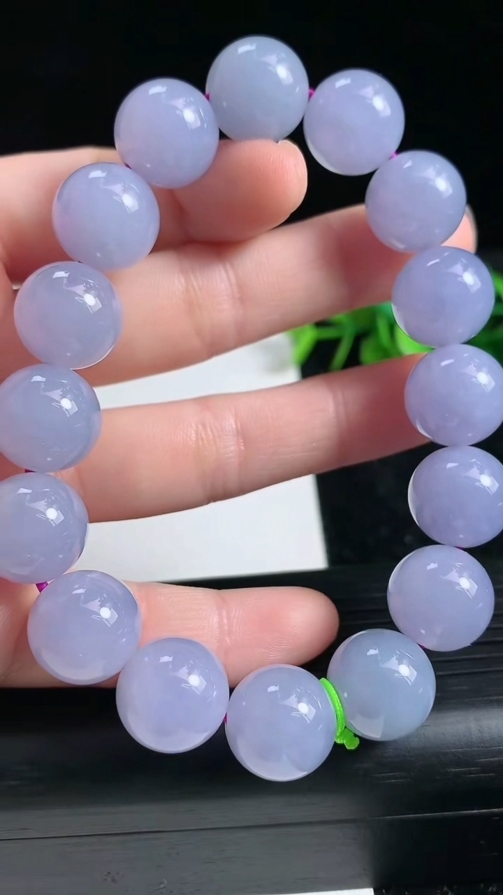 天然A货翡翠紫罗兰圆珠手串尺寸12.9-16颗重量:63.20g3月23日
工厂直销收藏佳品,种好水足，色泽均匀，有种有色，上手高大气！
