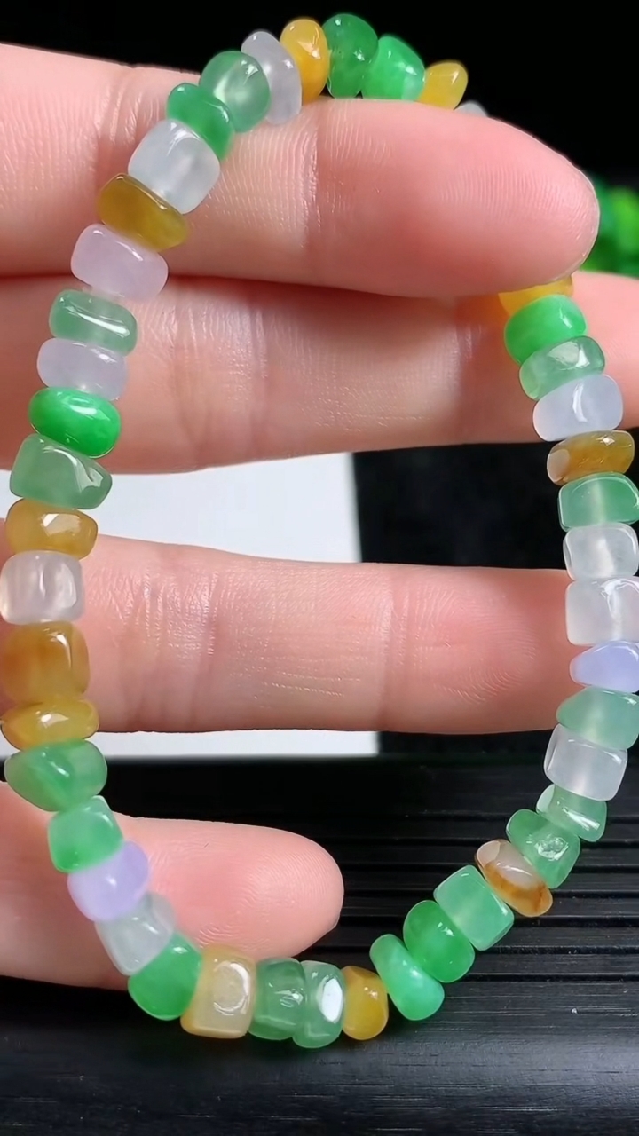 天然A货翡翠三彩原石手串尺寸6-4.7-4.8重量:12.45g3月23日
工厂直销收藏佳品,种好水足，色泽均匀，有种有色，上手高大气！