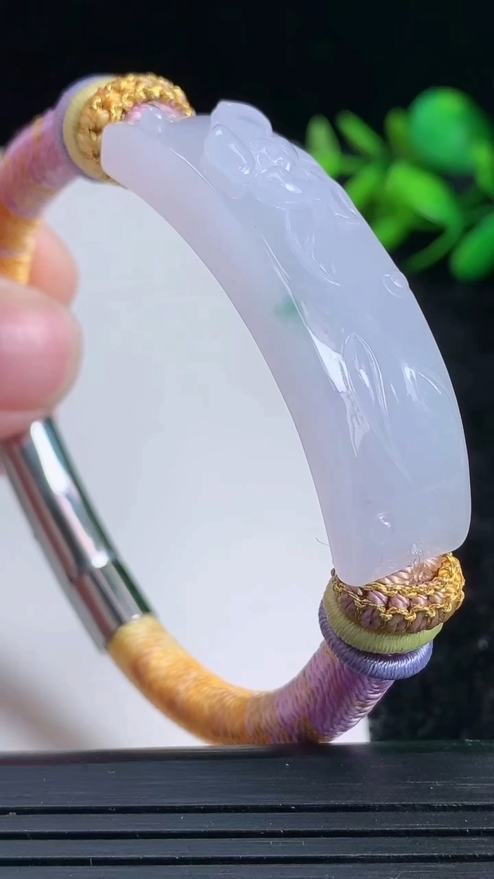 天然A货翡翠飘花和和美美 荷叶鱼手牌尺寸45.8-13.6-8.9重量:24.34g
3月23日