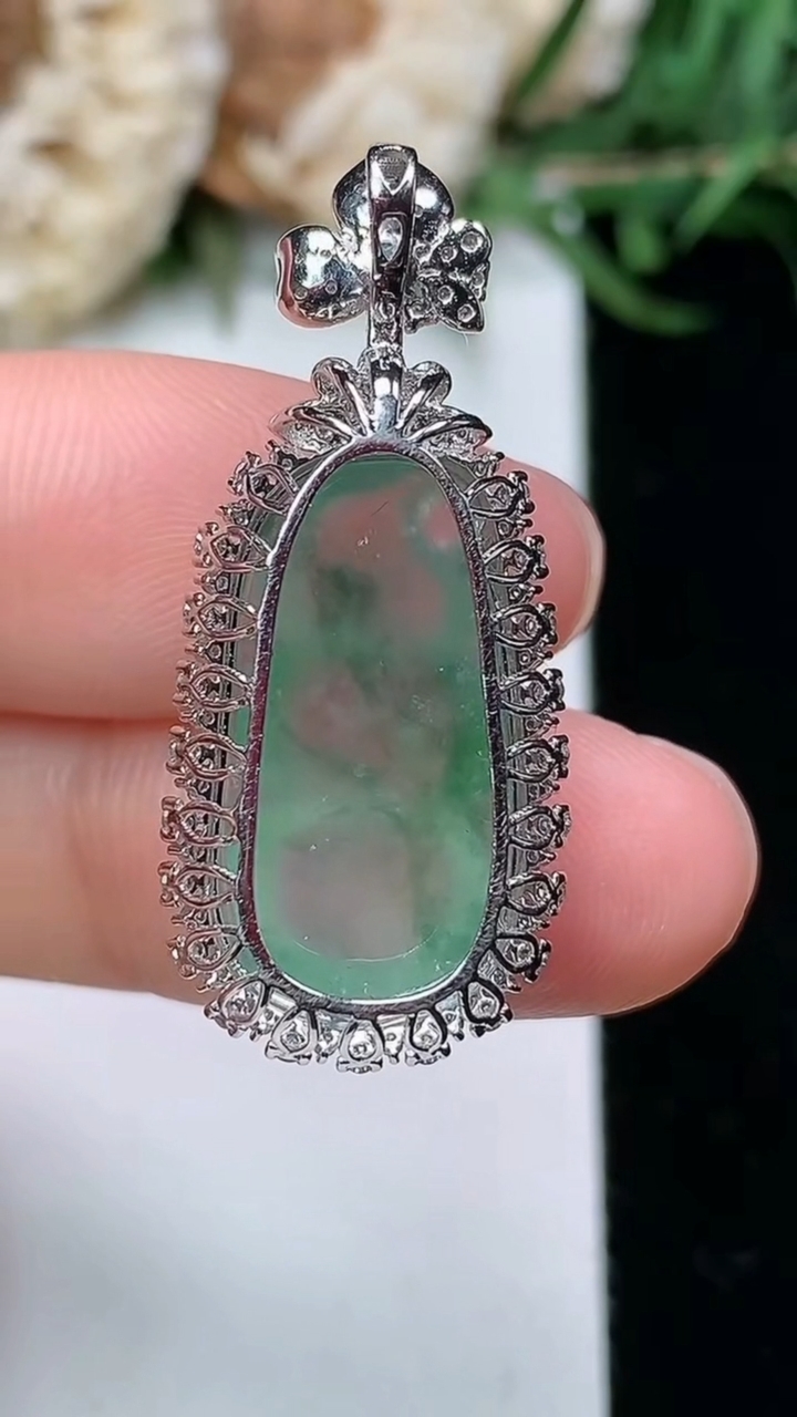 天然A货翡翠飘花福豆吊坠，尺寸32.5-14-9.5，裸石19-10.6，重量:4.03g
3月23日