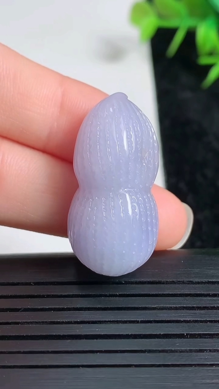 天然A货翡翠紫罗兰花生吊坠尺寸30.3-15.3-11.1重量:9.30g
3月23日