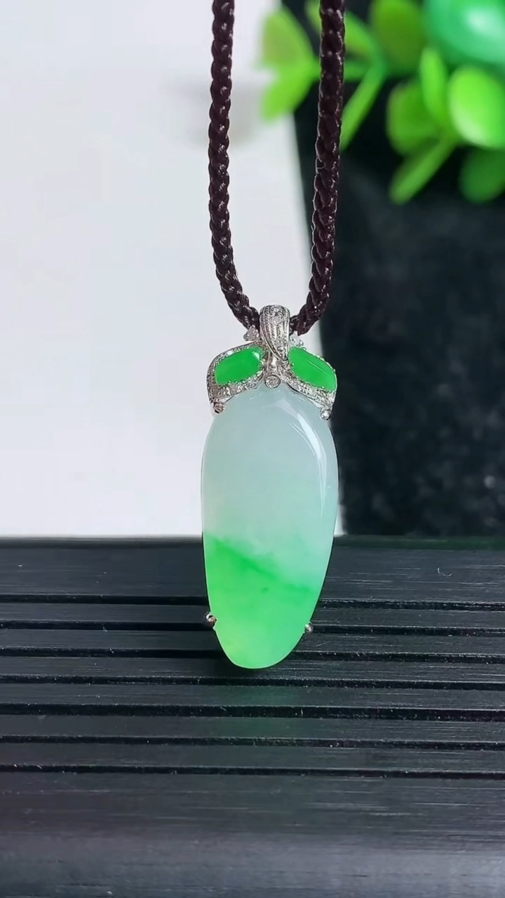 天然A货翡翠福瓜吊坠尺寸2701-10-5.9重量:2.87g
3月23日